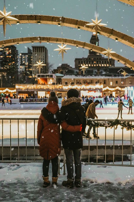 32 Romantic   Fun Couple Christmas Photoshoot Ideas - 66