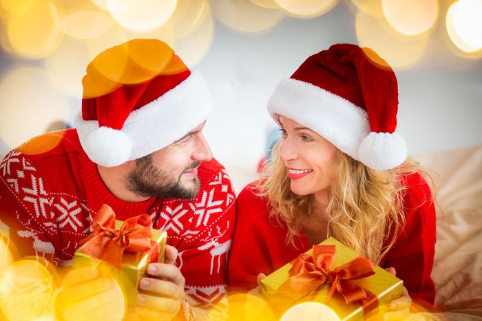 32 Romantic   Fun Couple Christmas Photoshoot Ideas - 43