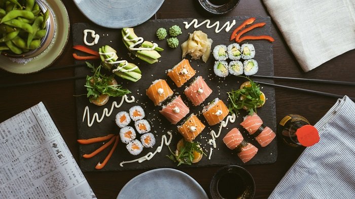 Food Photography tips: a flat lay photo of a gorgeous display of sushi