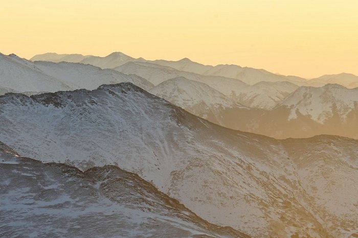 Landscape photo of mountain ranges using a telephoto lens