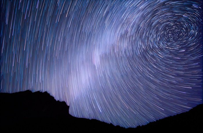 using a time-lapse calculator for time-lapse photos: photo of moving stars as earth rotates