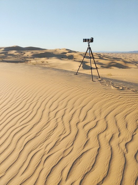 相机安装在沙漠中的三脚架上