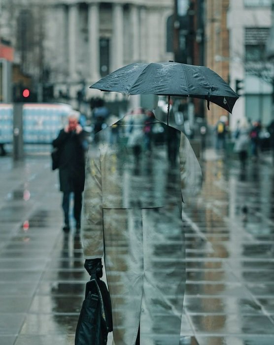 Manipulación de fotos Idea de un hombre invisible caminando con paraguas