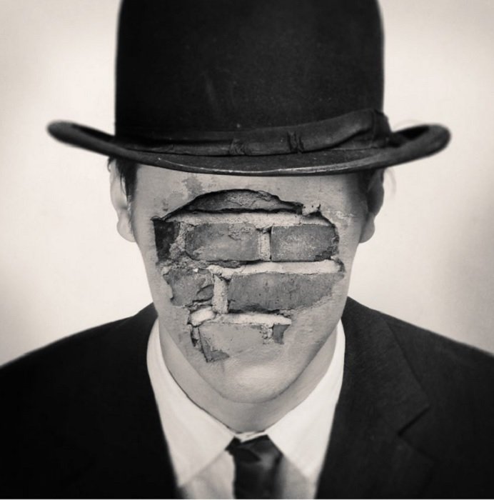 Manipulación de fotos Idea de un hombre con una pared de ladrillos por cara