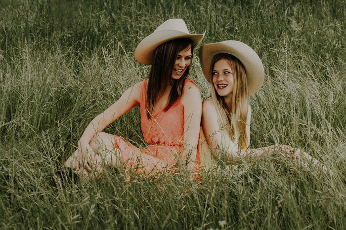 These are 10 Must-Try Sister Photoshoot Ideas | Localgrapher Blog