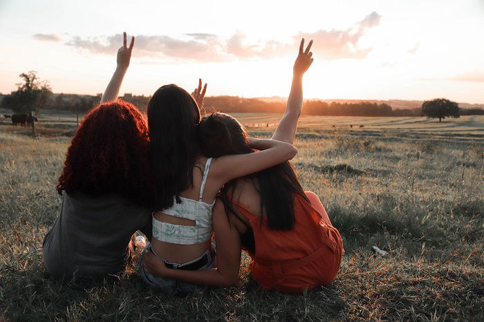 Three Beautiful Sisters Posing Camera Smiling Foto de stock 602780033 |  Shutterstock