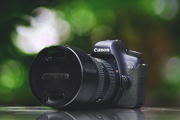 Câmera Canon DSLR filmada em uma mesa do lado de fora