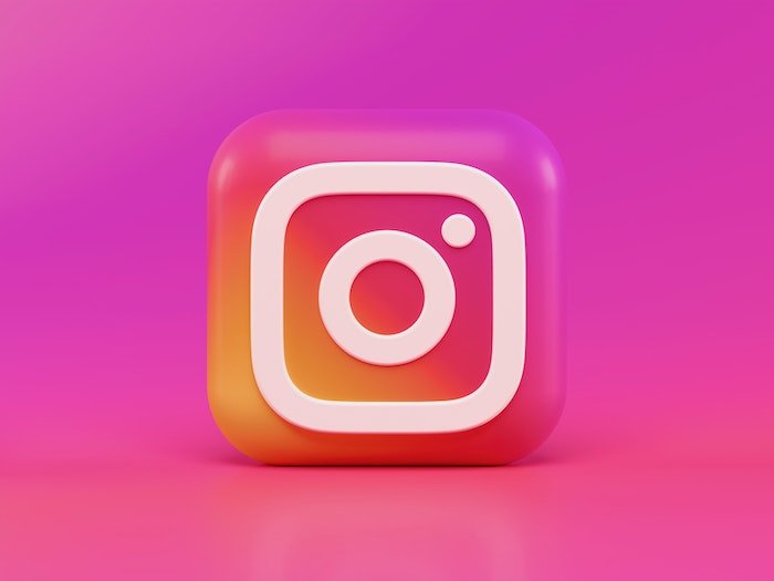 Logo do instagram em fundo rosa
