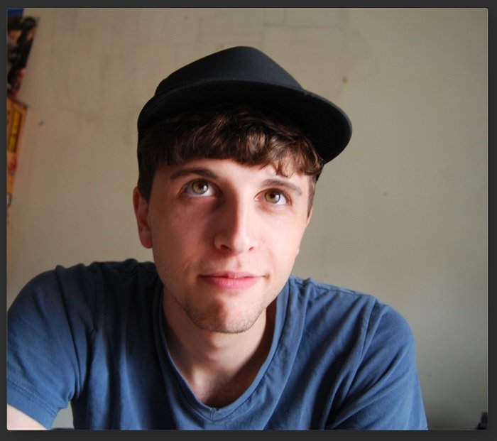 年轻男子戴着一顶帽子的肖像在Luminar AI编辑