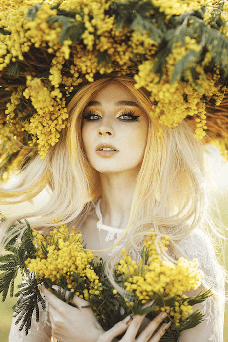 Retrato de mulher com cocar de flores amarelas