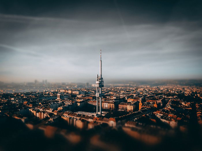 Uma torre em uma foto de paisagem urbana com uma profundidade de campo rasa