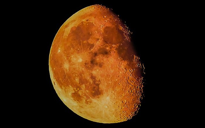 Foto detalhada da lua com brilho laranja