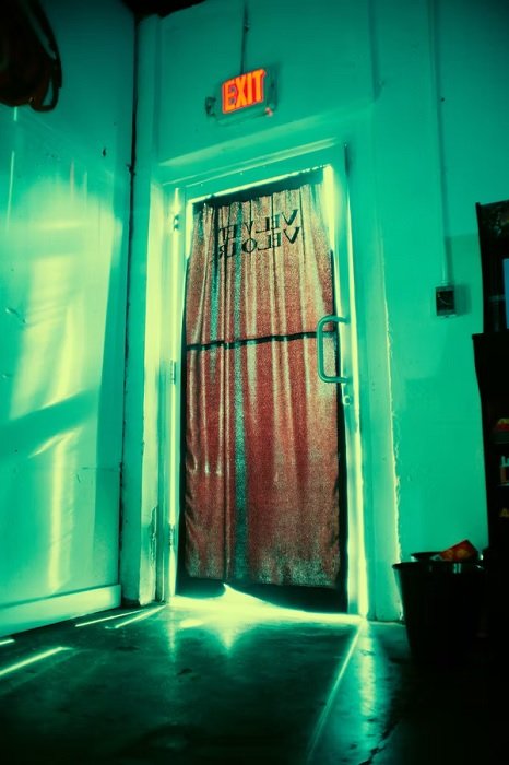 aesthetic picture of a neon style lighting of a doorway