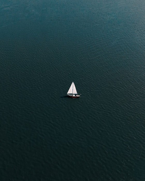Sailing boat on the ocean as an example of gestalt theory in aesthetic photography