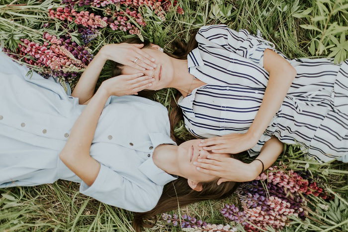 31 Fun Photoshoot Ideas with Best Friend Poses - 36