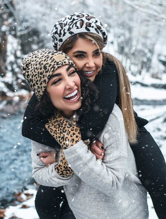 31 Fun Photoshoot Ideas with Best Friend Poses - 90