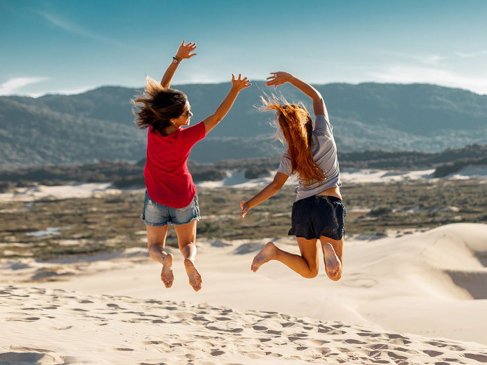 1000+ People On The Beach Pictures | Download Free Images on Unsplash