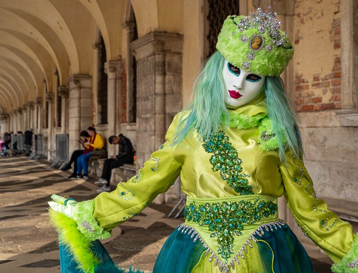 Modelo mascarado de Veneza em um terno verde