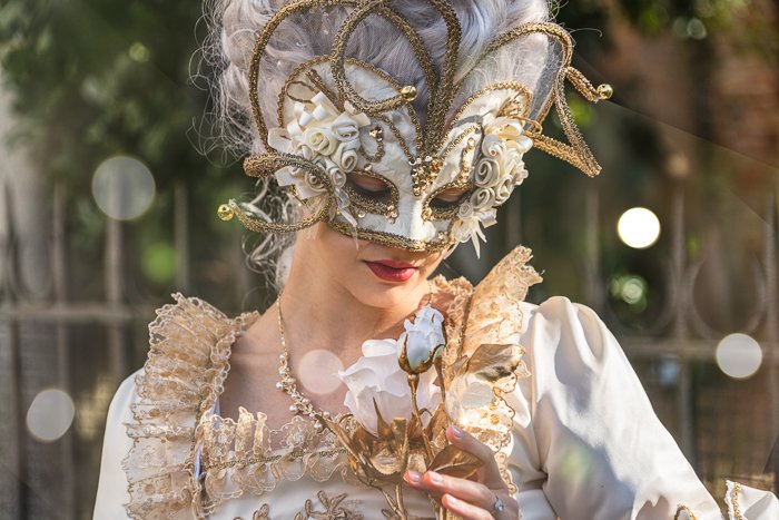 Modelo mascarado de Veneza com bokeh falso sonhador