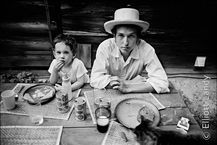 鲍勃·迪伦和他的儿子坐在一张桌子旁