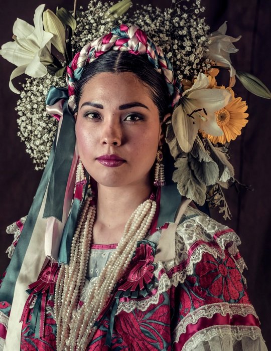 一个穿着墨西哥传统服装的女孩的肖像