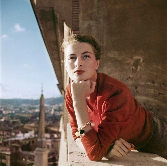 阳台上一个穿红衬衫的女人的画像