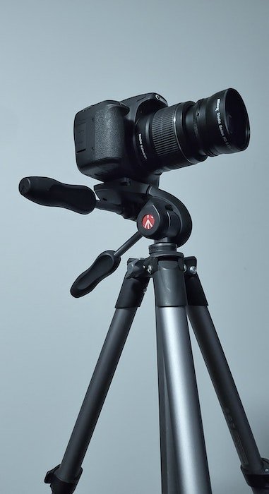 a dslr camera mounted on a tripod