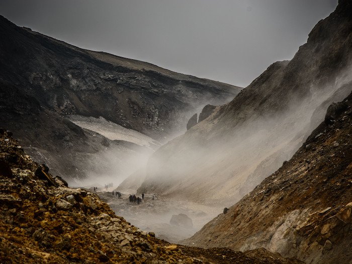 A mountain valley shrouded in fog as an example of a fog photoshoot