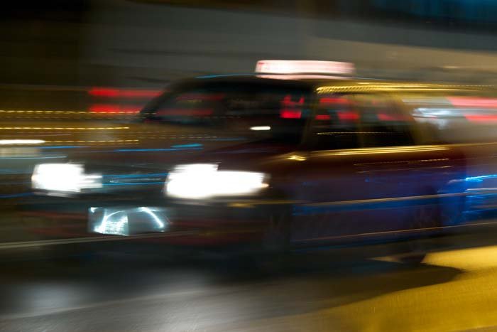 Imagen de un taxi de noche con estelas de luz