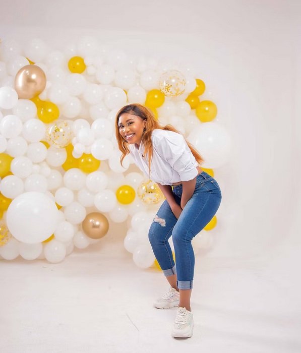 Birthday photoshoot with white, yellow, and gold balloons