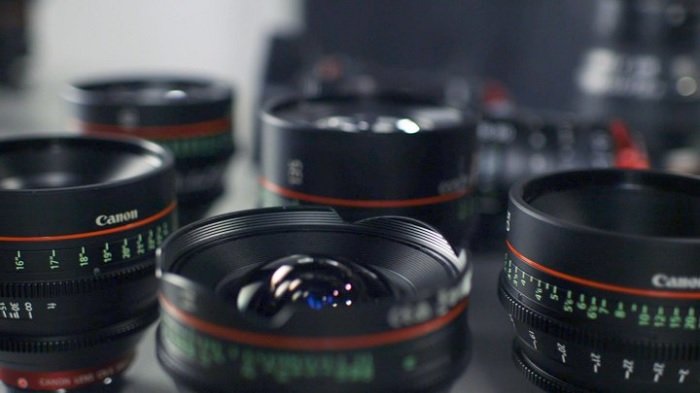 close up image of several upright Canon lenses for illustrating differences in aperture