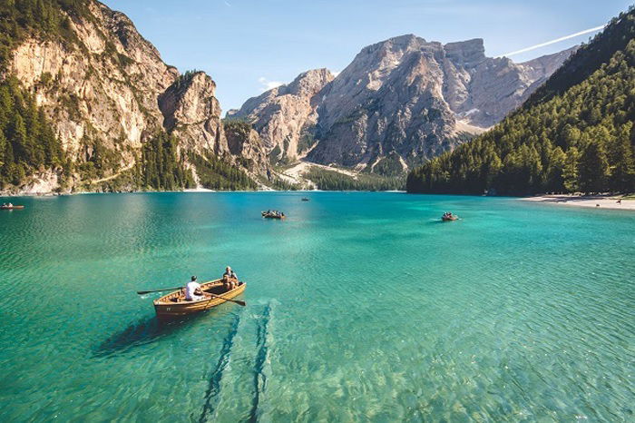 Paisagem do lago cercada por montanhas