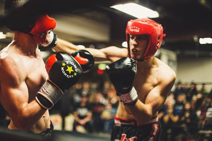 Dois jovens boxeadores lutando no ringue