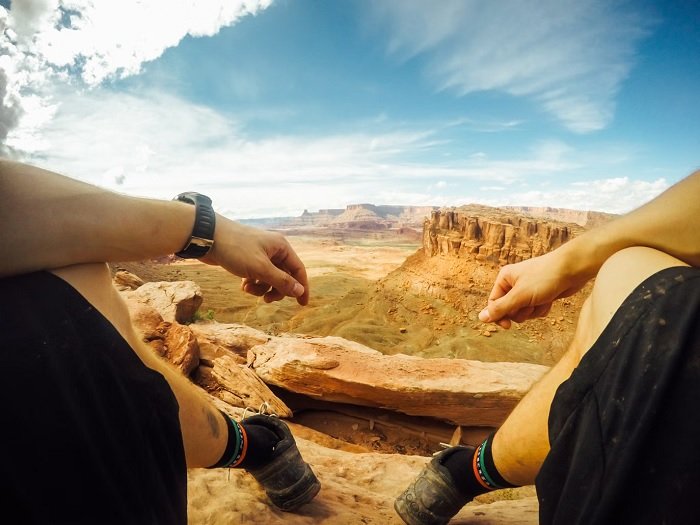 一个坐在峡谷顶部的人的视角拍摄，作为动作摄影的一个例子