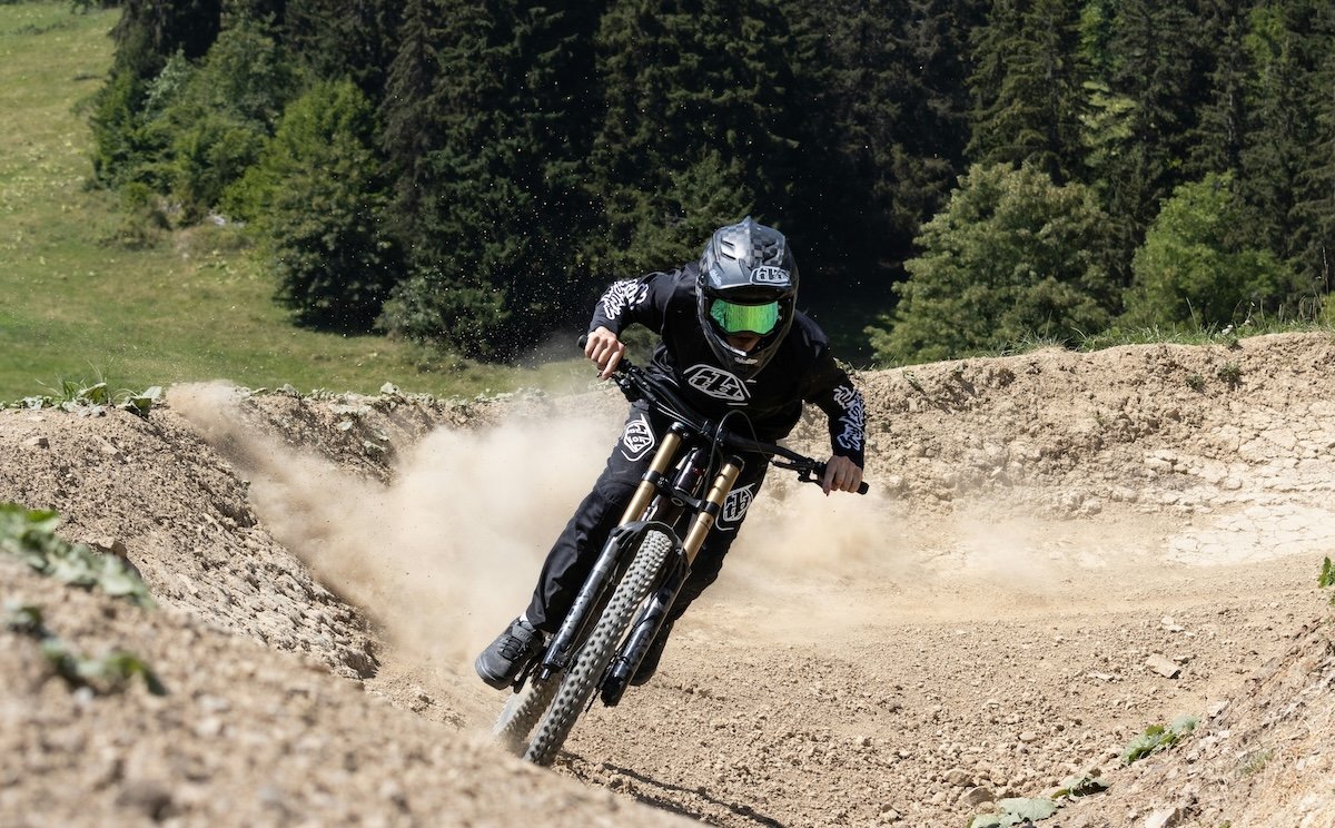 A downhill mountain biker racing to show sports photography settings