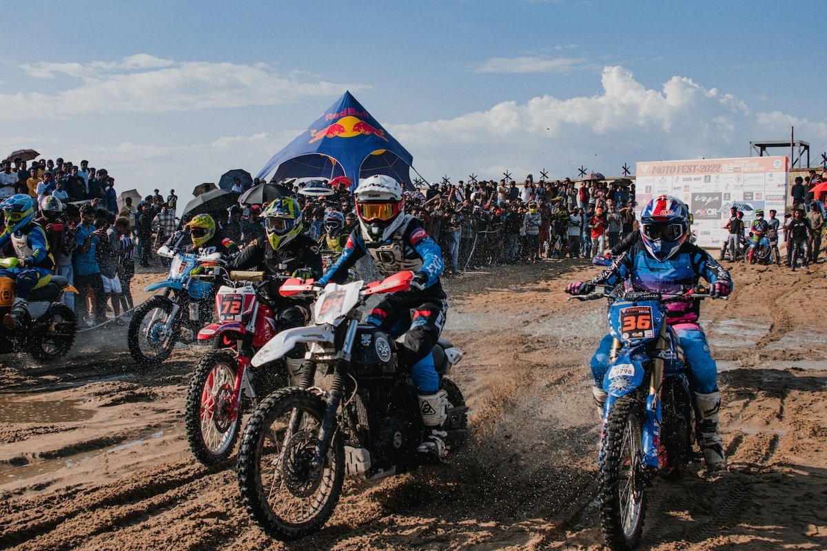 Start of a off-road motorbike race to show sports photography settings