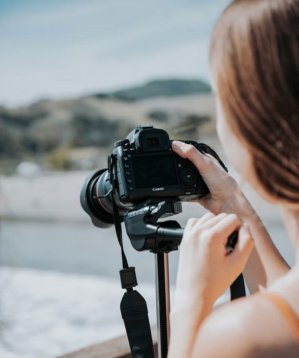 girl photographer with canon