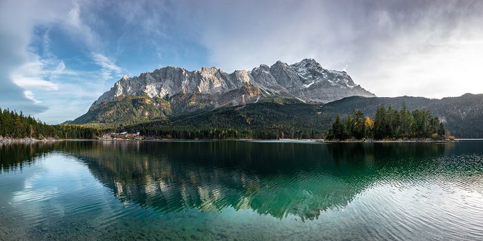 湖的全景图，后面有山