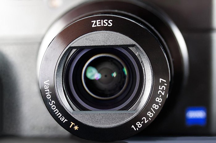 Front of a sony mirrorless lens showing Zeiss glass