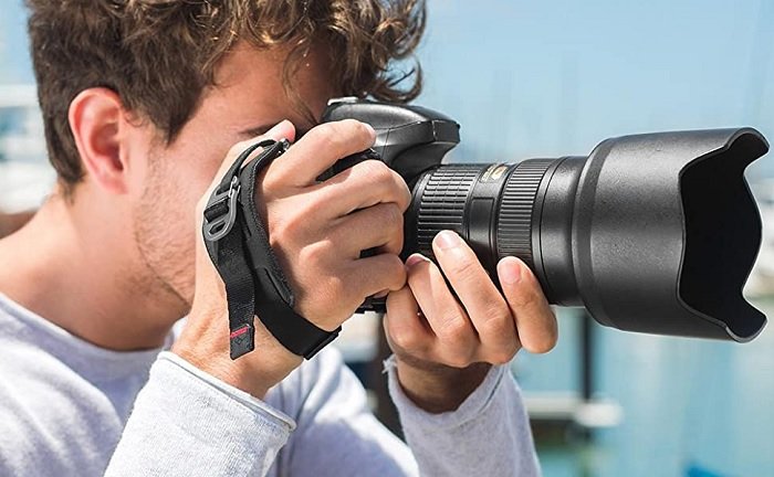 Male photographer using a Peak Design hand strap