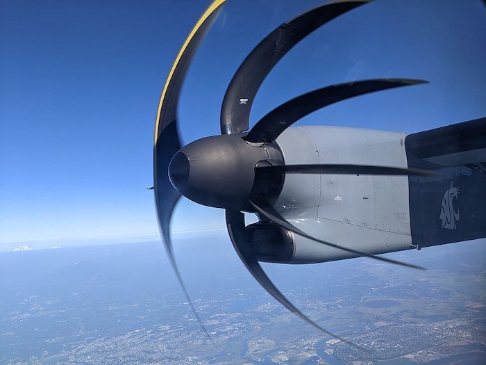 O efeito do obturador de rolos com hélices em um avião é mostrado