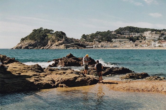 Beach scene in Catalunya on Lomography 400 color negative film