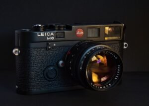 Close up of a black Leica M6 with a Leica M lens