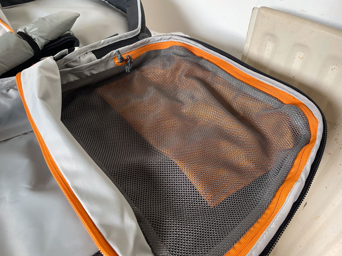 Lowepro Trekker Lite mesh pocket