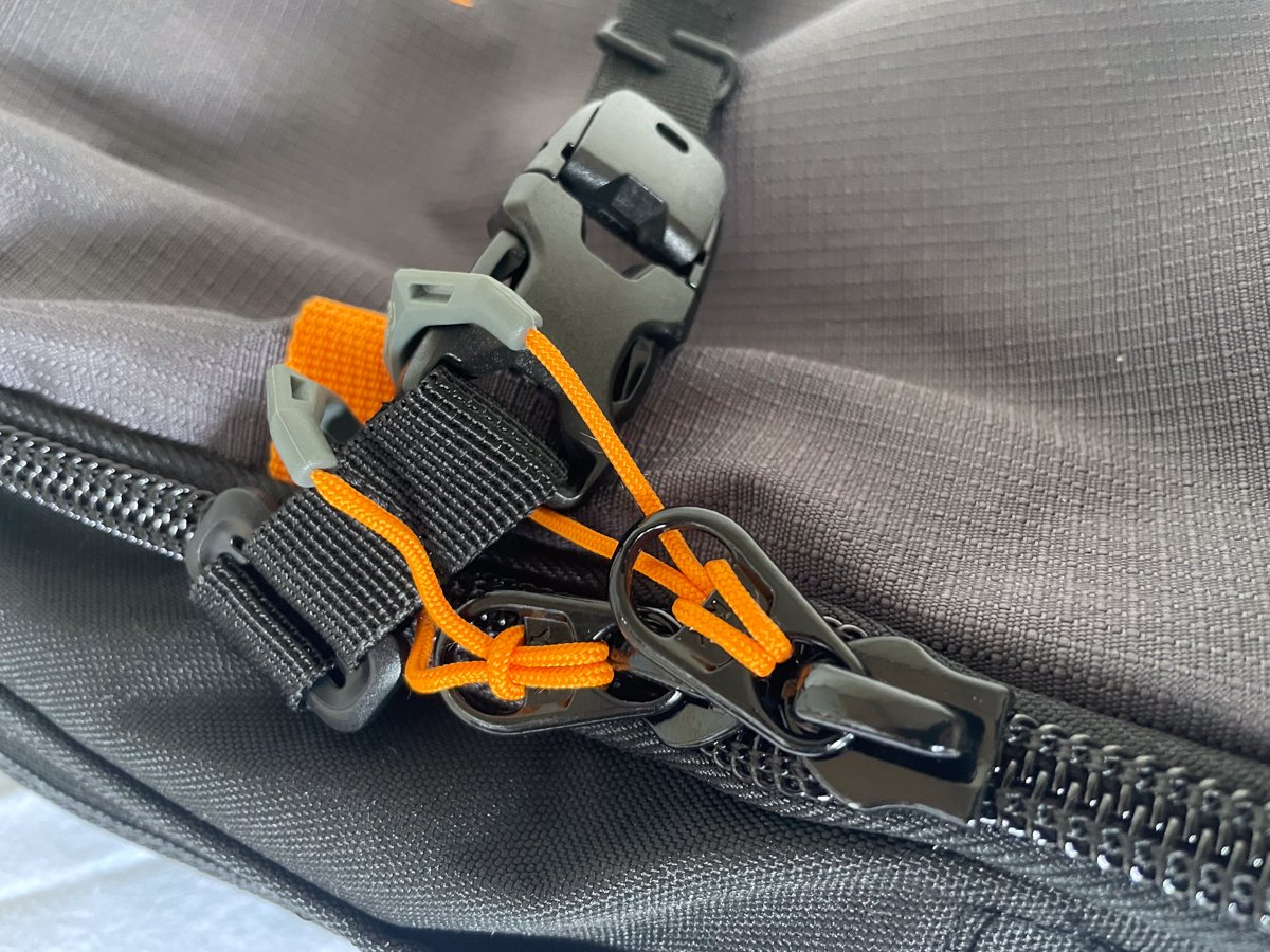 Lowepro Trekker Lite lockable zip