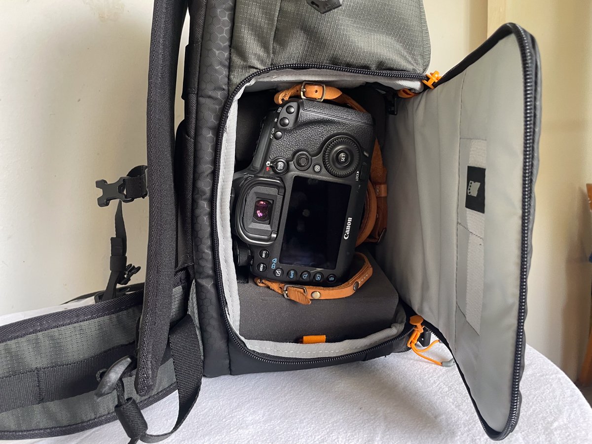 Lowepro FastPack side access of camera compartment