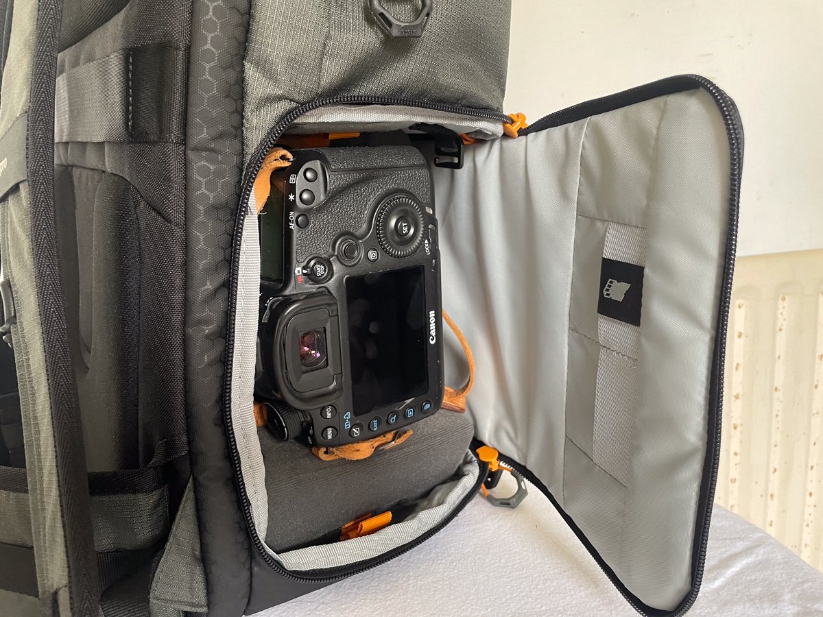 Lowepro FastPack quickaccess with camera
