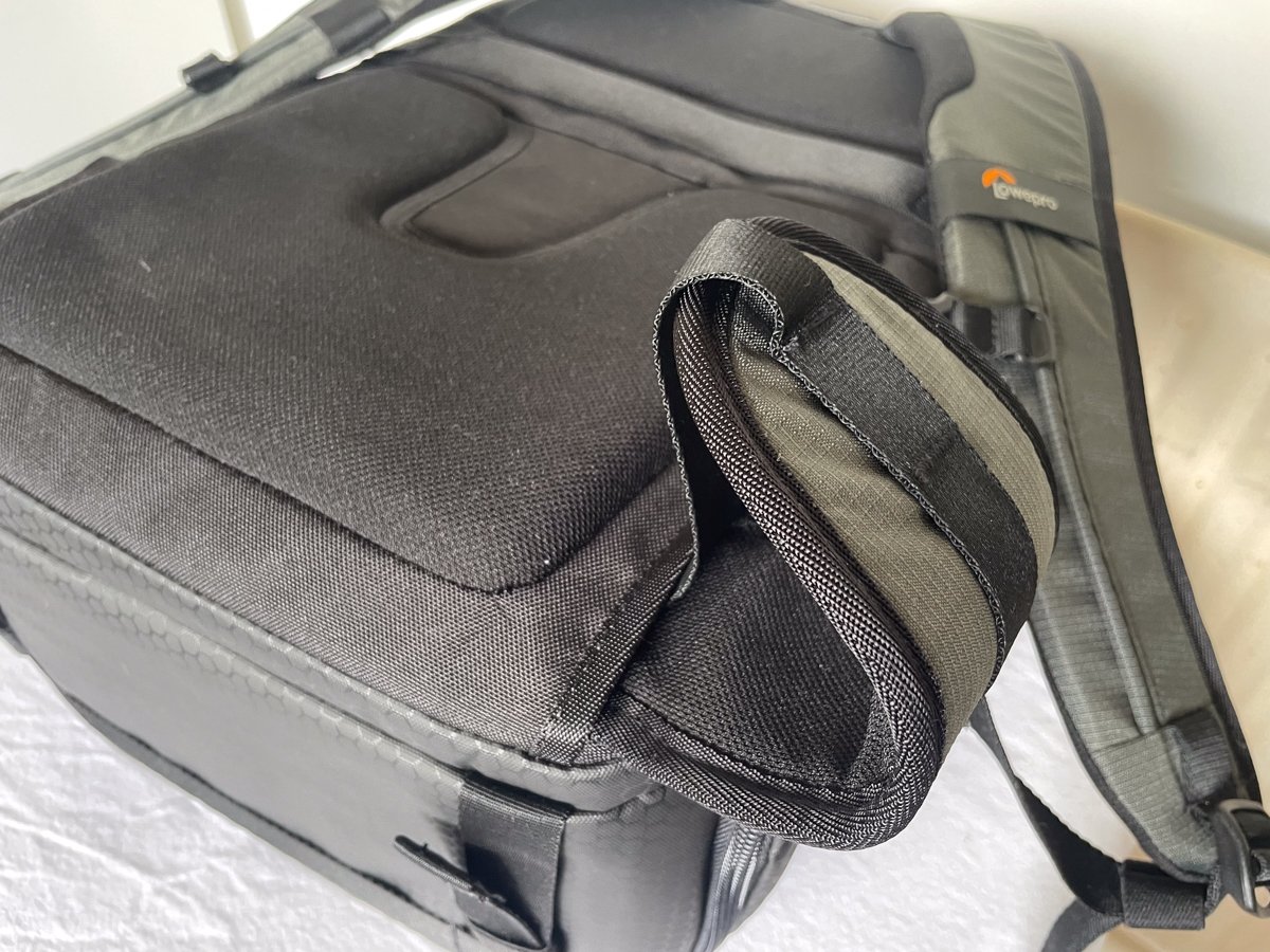 Lowepro FastPack taking out waist straps