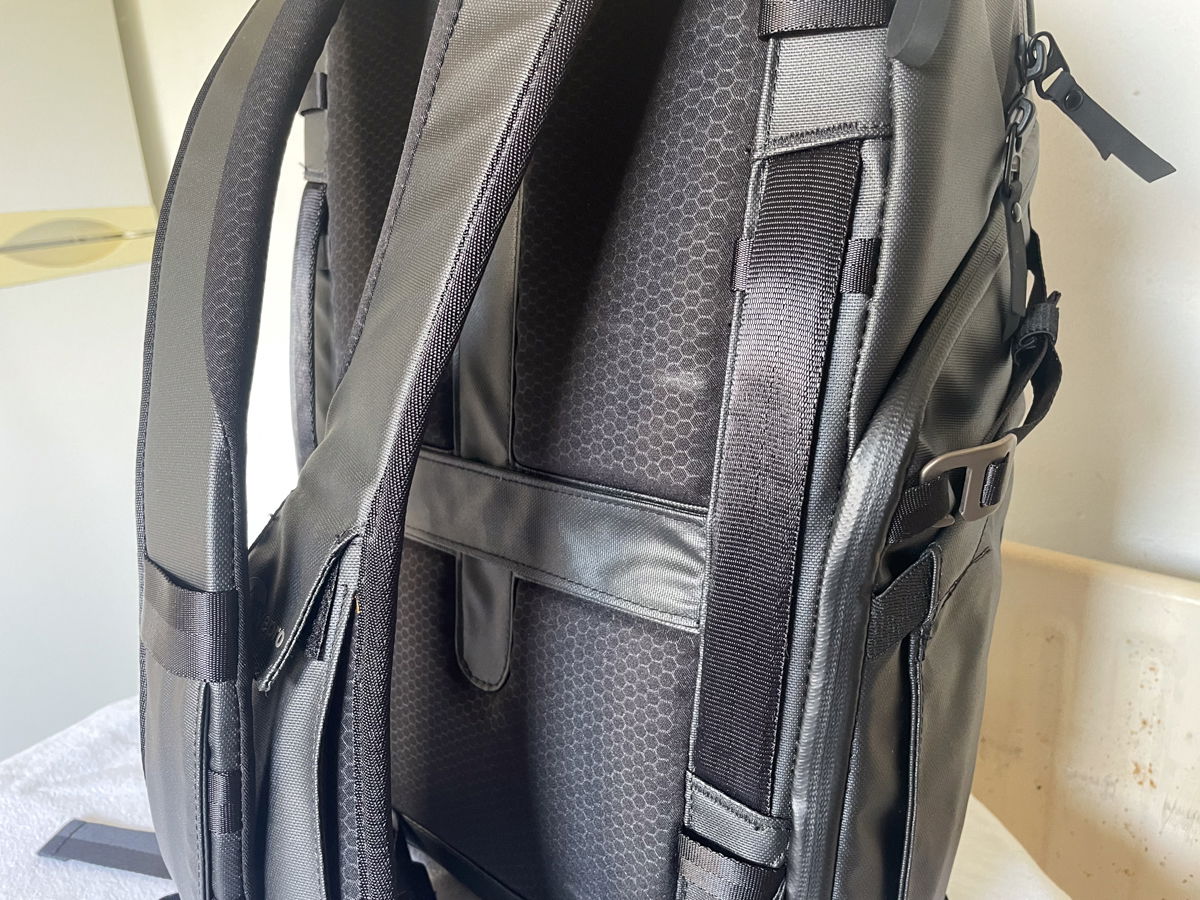 side straps on the Lowepro Freeline