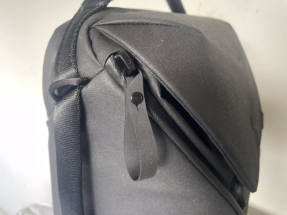 Peak Design Everyday Backpack zipper tag
